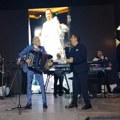 Kume moj, ne damo te: Mirko Kodić razgalio Lozničane muziciranjem na harmonici (foto)