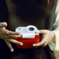 Kamera koja piše poeziju umesto da pravi fotografije uskoro stiže na tržište: Novitet koji će vas oduševiti