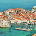 Skandalozan snimak iz dubrovnika Goli muškarci leže jedan na drugom, prolaznici u šoku (VIDEO)