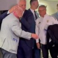 Žoze Murinjo nikad emotivniji, sreo je, zagrlio i poljubio starog prijatelja, a onda je video poklon na stolu