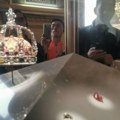 Opljačkan Luvr! Lopovi odneli dragulje, maskirani muškarci upali u muzej sa motornim testerama: Na skuterima bežali od…