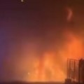 Izbio požar na Banovom brdu: Vatra "guta" vozilo, bukti na sve strane! (video)