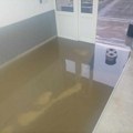 Posle prve kiše novogradnja pod vodom: poplavljen ulaz, podrumi i lift na zgradi u Dubočici