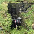 Auto za koji se sumnjalo da je upao u jezero pronađen zaglavljen u betonskom propustu