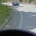 Још једна вожња у контрасмеру на Иришком венцу: На кривини схватио да му ауто јури у сусрет, па урадио ово