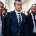 Хегсет у званичну посету Француској дошао са женом и шесторо деце: Сви гледају овај снимак, једно брине!