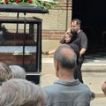 Mala Cana iza sanduka plače, ćerke se odvojile: Krenula tužna povorka, obezbeđenje kruži oko udovice