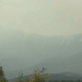 Požar na Suvoj planini traje i dalje, vatra se spušta niz planinske litice