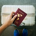Putnici počeli da obmotavaju pasoše aluminijumskom folijom: Da li zaista štiti od hakera?