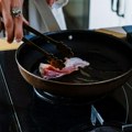 Тајна савршено пржене сланине: Један додатак у тигању даје хрскавост и спречава увијање
