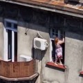 Beograđani u čudu: Žena odlučila da opere prozore, pa ostavila sugrađane bez teksta (video)