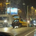 Snimak sa mesta nesreće u centru Beograda: Automobil uništen, policija vrši uviđaj (video/foto)