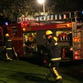 Požar u Zemunu: Vatrogasci razbijaju staklo kako bi ušli u prodavnicu koja gori