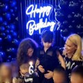 (Video) Ćerka Nataše Bekvalac u crnoj haljini, crni baloni i torta: Katja proslavila šesti rođendan, tetke sve snimale, a…