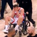 Užasna povreda NBA košarkaša: „Bejbi Jokić“ vrištao od bolova, pa teren napustio u invalidskim kolicima! (video)