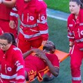 Dobro je: Poznato u kakvom stanju se nalazi fudbaler Rome nakon što se srušio na teren! (video)
