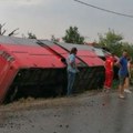 Užas kod orašca! Prevrnuo se autobus pun putnika, ima povređenih (foto)