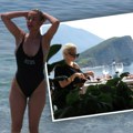 (Paparaco) dušica Jakovljević se skinula na skrivenoj plaži: Doručkuje kraj mora sa sinom, pa se opušta u vodi -…