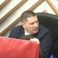 Uživo opozicija želi da zaustavi rad Skupštine Grada Beograda! Nakon pokušaja da se unese oružje, usledio novi incident…