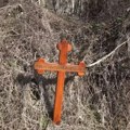 (Video) Presekli cevi i izvadili krst sa morbidnom porukom: Meštani sela kod Ivanjice ratuju oko vode, sad su uzeli stvar u…