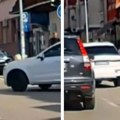 Ko je u pravu? - Vozač ili žena? Neobična situacija u saobraćaju u Novom Sadu izazvala sukob na mrežama
