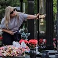 Udovica Saše Popovića na Zadušnice sama izašla na groblje: Potresne scene slomile sve, plače i ljubi spomenik
