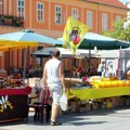 Međunarodni sajam pčelarstva u subotu u somboru Glavna ulica puna štandova sa medom i pčelinjim proizvodima
