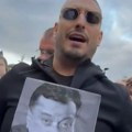 Darko Lazić na čelu skupa u Cirihu, Halidu u čast! Nosi Bešlićevu sliku i peva: Emotivan prizor iz Švajcarske