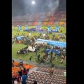 Krvavi derbi: Noževi, baklje i 59 povređenih – stadion razoren, policija u šoku!