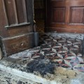 Zapaljena vrata katoličke crkve u Novom Sadu: Župnik Atile Želer otkrio: "Žalosno je što se to dogodilo na Božić" (foto,video)…