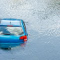 Auto sleteo u jezero na jugu Srbije! Trudnica ostala zarobljena, snimak nadzorne kamere ledi krv u žilama