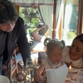 Muzičar slavi rođendan 30 godina mlađe žene! Prošla kroz agoniju, a sad sa njihovom ćerkom duva svećice: "Ako su 33 godine…