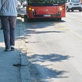 Ženu vukao autobus po ulici, i kad je ispala, vozač nastavio dalje. Prve slike sa mesta teške nesreće u Zemunu, evo gde se sve…