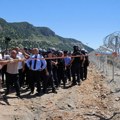 Haos u Albaniji: Besna rulja srušila ogradu oko gradilišta odmarališta Trampovog zeta (video)
