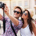 „Izbeglice dobrodošle, turisti ne!“ Lokalcima prekipelo: grebu im automobile, ispisuju pretnje – toplotni talas podrgrejao…