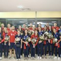 Lep gest srpskih odbojkaša: Cvećem dočekali reprezentativke po povratku u Beograd