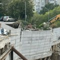 Јутро након обрушавања у Војводе Влаховића: Погледајте место где је понор прогутао аутомобил и део паркинга