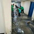 Поплављене просторије КЦ Крагујевац: Запослени кофама и метлама сакупљали воду, примају се само ургентни пацијенти (фото)