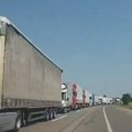 Kamioni sa albanskom robom blokirani na prelazu Morina