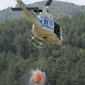 Vatru gasi i helikopter: Požar na planini Troglav kod Kraljeva i dalje aktivan (foto)