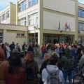 U ponedeljak skup podrške nastavnici likovnog ispred OŠ "Jovan Popović"