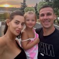 U tatinom zagrljaju je najlepše: Prizor sa letovanja Marka i Katje Gobeljić topi srca FOTO