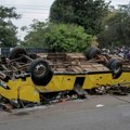 Poginula 21 osoba, među njima i devojčica (10): Školski autobus prešao u suprotnu traku, pa sleteo u jarak: Užas u Keniji…