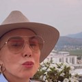 Lepa Brena zrači elegancijom i šalje poljubac u kameru: Oglasila se iz rodne Bosne, a evo šta je razlog: Gola ramena joj u…