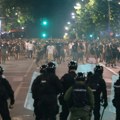 Demonstranti leže, policija ih udara pendrecima: Veliki broj snimaka prebijanja iz Valjeva i drugih gradova