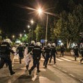 Demonstranti leže, policija ih udara pendrecima: Veliki broj snimaka prebijanja iz Valjeva i drugih gradova
