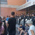 Studenti u blokadi okupljeni ispred Filozofskog u Novom Sadu traže da dekan u roku od dva sata napusti zgradu