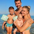 Pobednik "Zvezda Granda" danas radi kao advokat i sa fatalnom plavušom ima 2 sina: Objavio porodičnu slika sa mora i komentari…