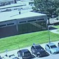 FBI objavio snimak osumnjičenog za ubistvo Čarlija Kirka: Osoba u crnom trči preko krova, pa nestaje u šumi VIDEO