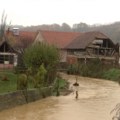 Leskovački kraj u borbi sa poplavama – voda se izlila u dvorišta i na puteve, kanali prepuni